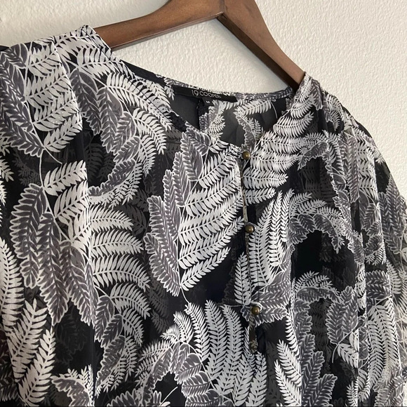 Sheer Blouse Relaxed Short Sleeve Fern Pattern Button Size Medium TS7880-01-01 - Picture 5 of 12
